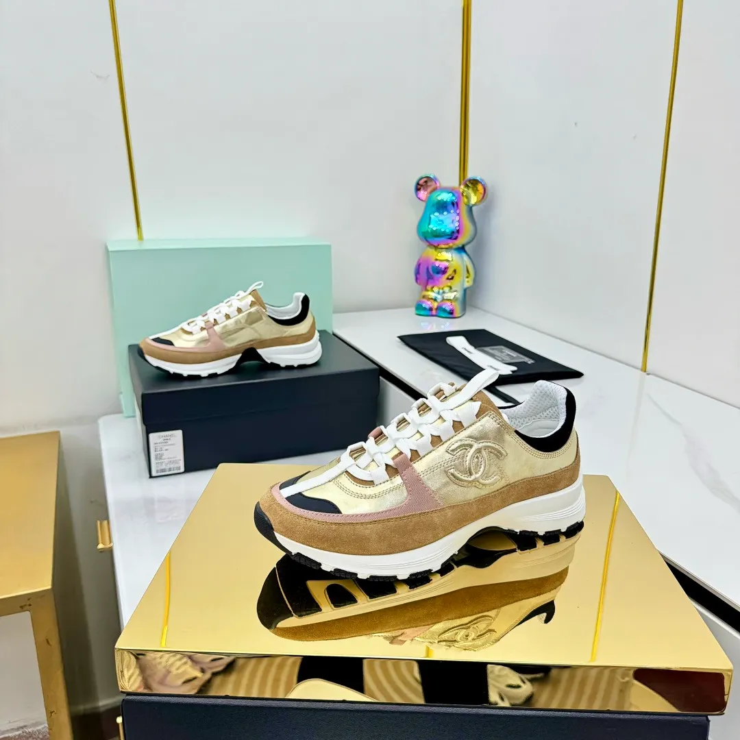 👟👟Ex-factory price 600👟👟High quality! ! ! CHANEL Chanel 25A latest thick-soled casual sports shoes. The counter is synchronized. The counter is very popular. It is a shoe that is very difficult to buy. The most popular thick-soled casual shoes on the Internet. As you can imagine, the most popular thick-soled casual shoes can not be missed. It has both good looks and comfort. Simple and versatile. The thick sole increases the height and is super versatile. Whoever wears it will look better. Upper: cowhide stitching. Lining: breathable mesh. Outsole: TPU original outsole. Size: 35-41 👉